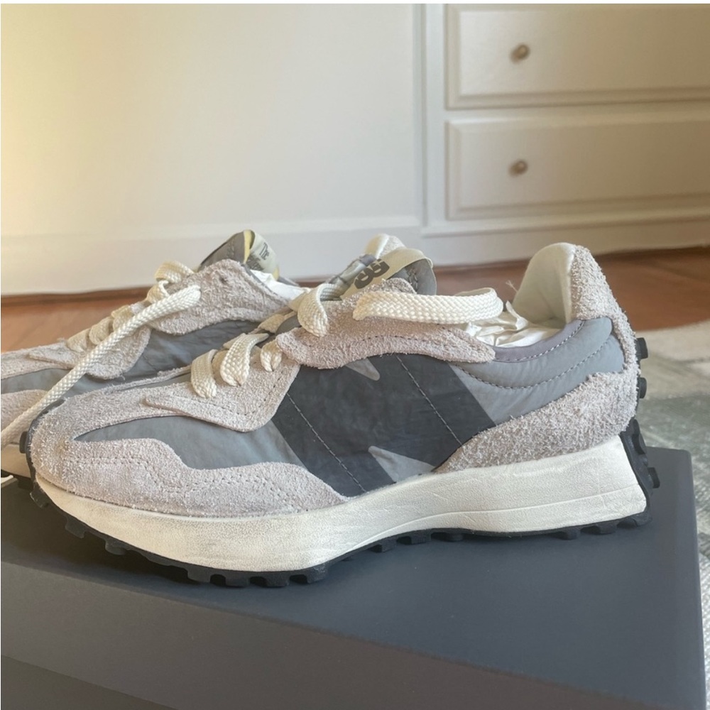 NEVER WORN NEW BALANCE 327